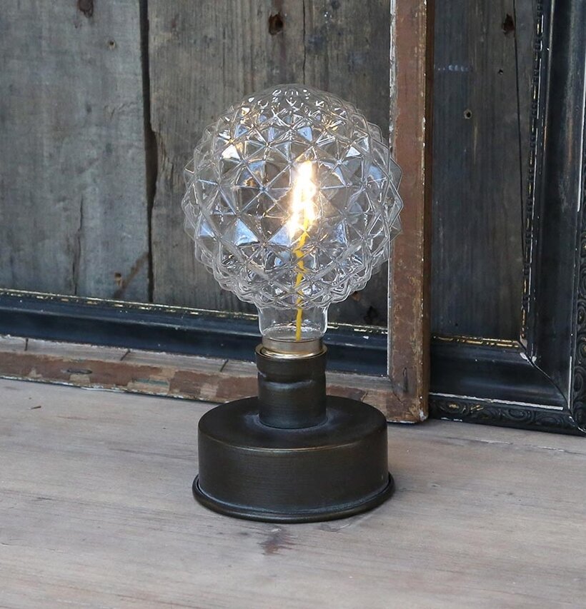 Lampa Mönstrat Glas från Chic Antique på slitet träbord