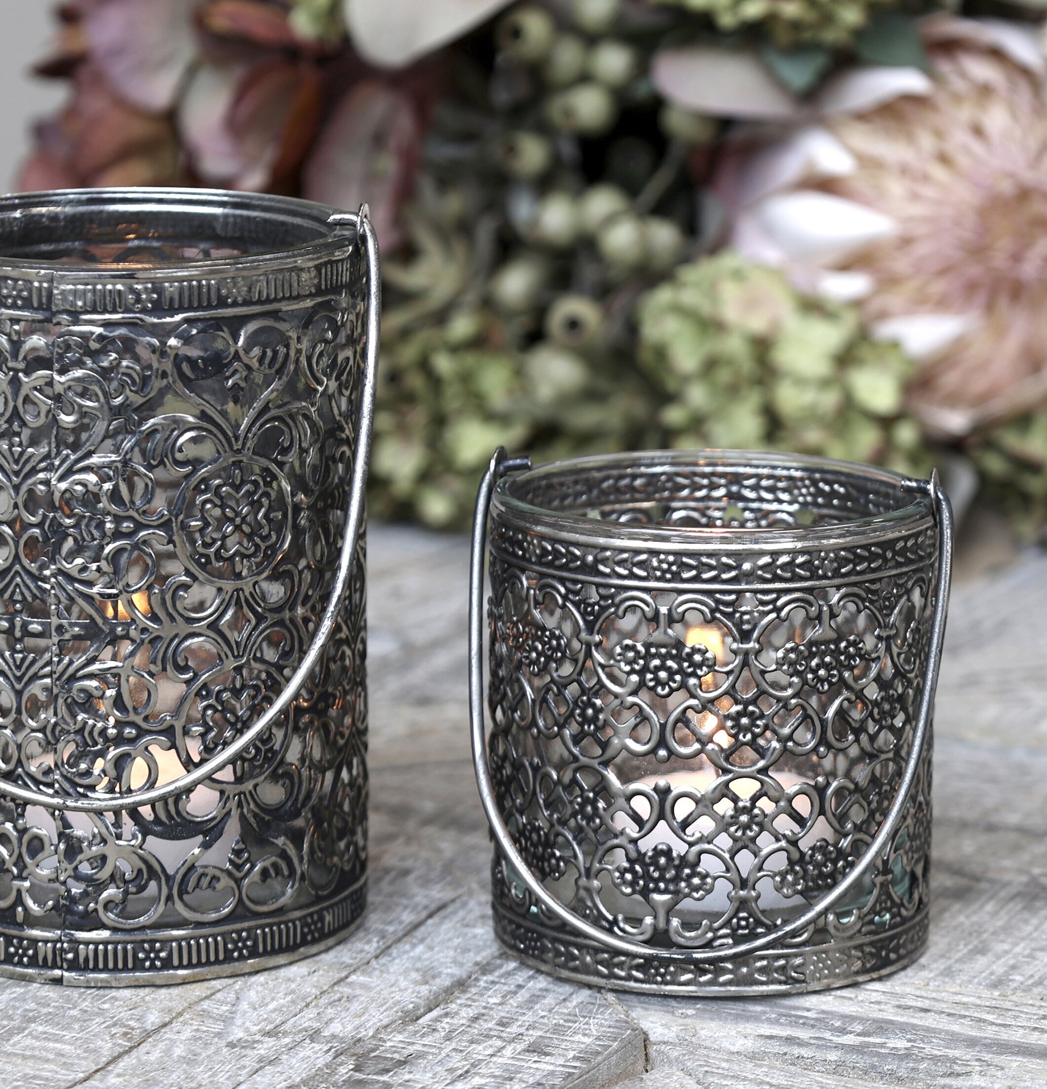 Bild av eleganta lanternor med antik finish och mönster