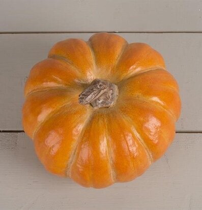 Pumpa Orange Poly från Multi Agentur på ljusgrå träyta