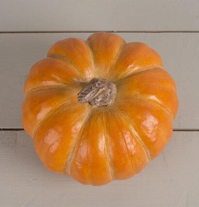 Pumpa Orange Poly från Multi Agentur på ljusgrå träyta