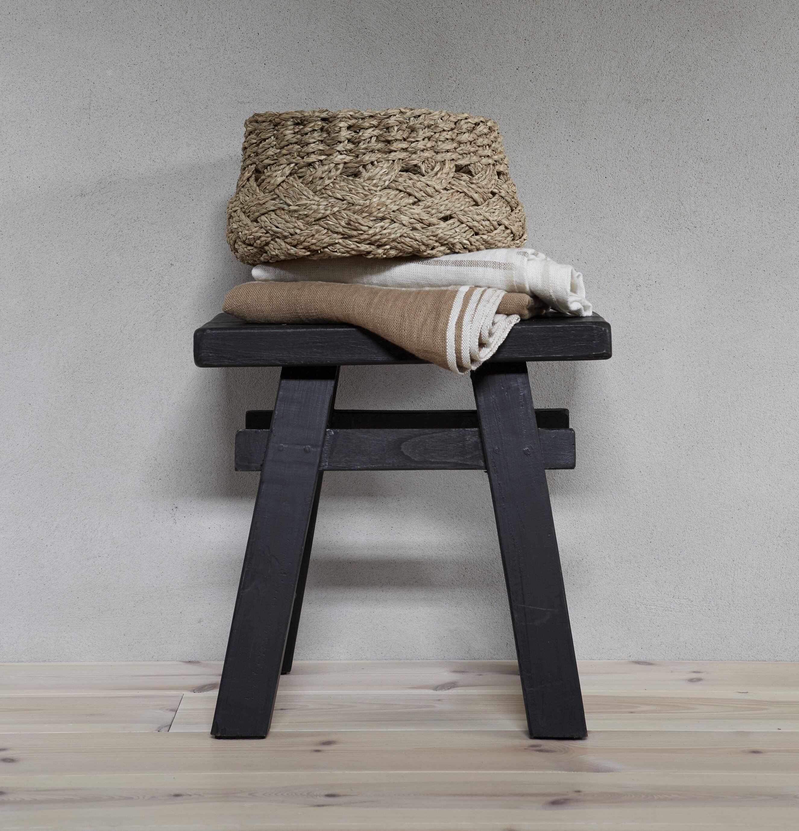 Pall Irma Natur från Wikholm Form med filtar och korg