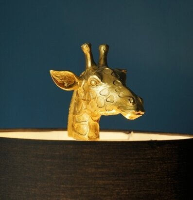 Lampa Giraff Lucie Guld/Svart från Werner Voss i fokus