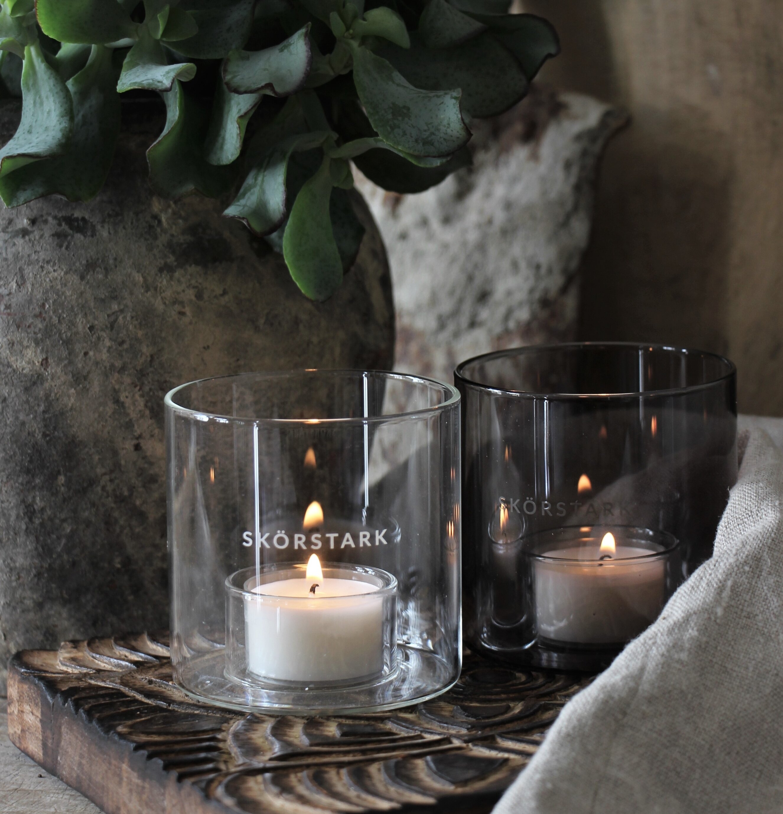 Ljuslykta Skörstark Klarglas från Majas Cottage på träplatta