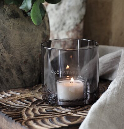 Bild av elegant ljuslykta och naturnära inredning