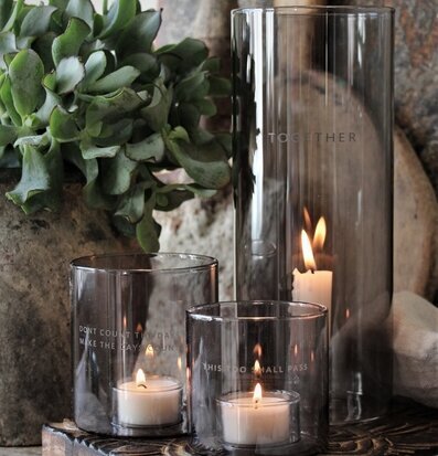 Foto av harmonisk inredning med ljuslyktor och växt