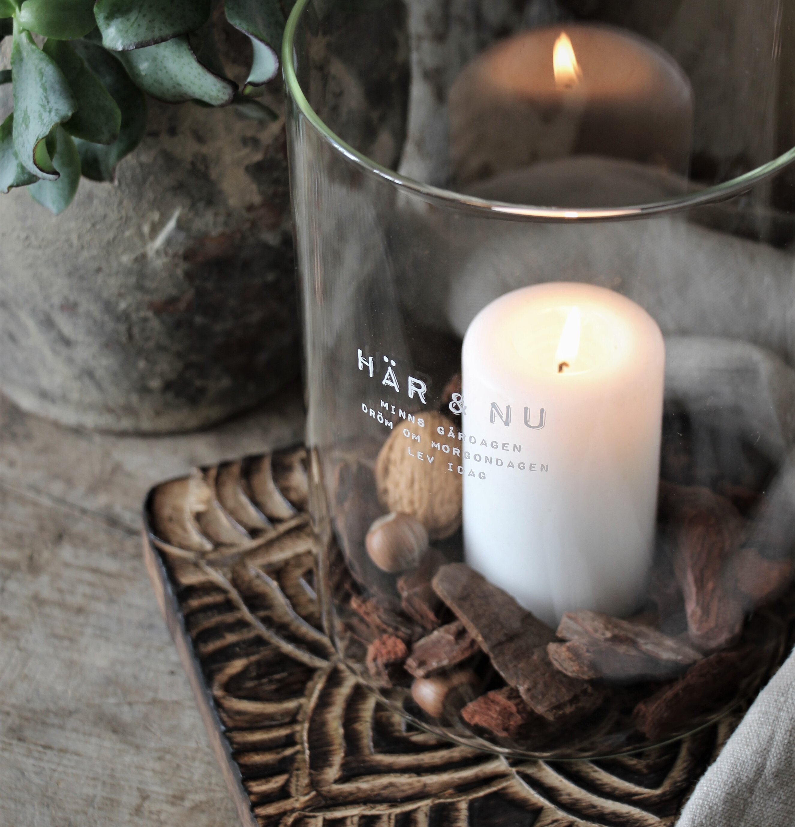 Ljuslykta Här & Nu Klarglas - Majas Cottage på träbricka