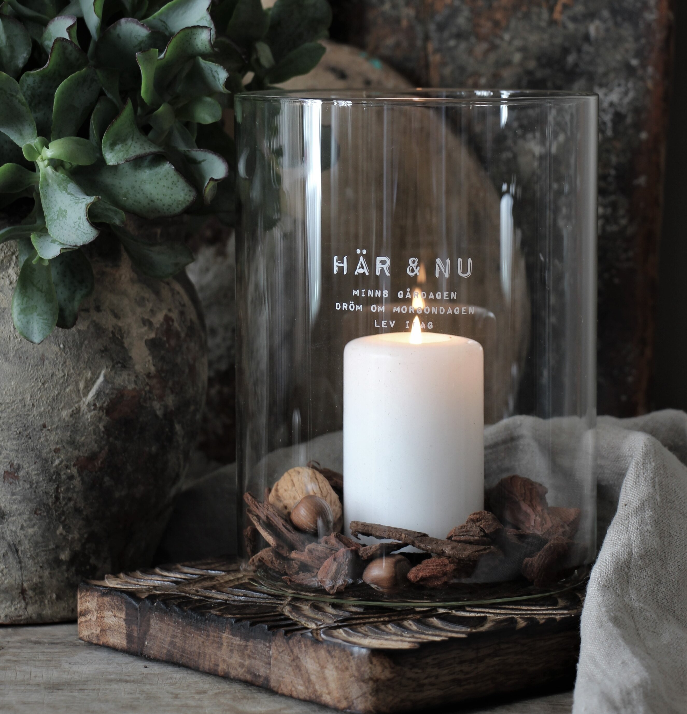 Ljuslykta Här & Nu Klarglas - Majas Cottage på träbord