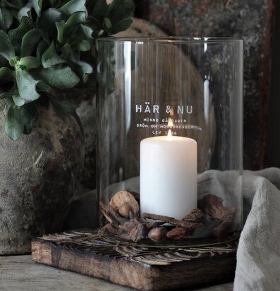 Bild av harmonisk inredning med ljuslykta i fokus