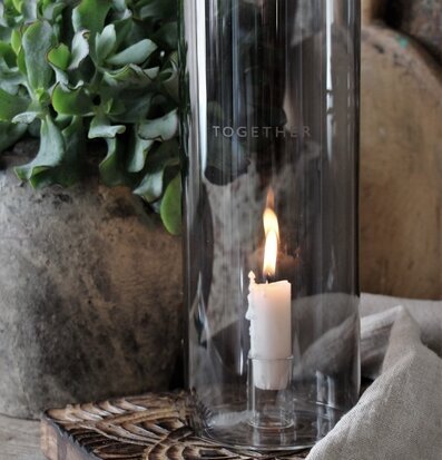 Foto av stilren ljuslykta med varm och inbjudande sken