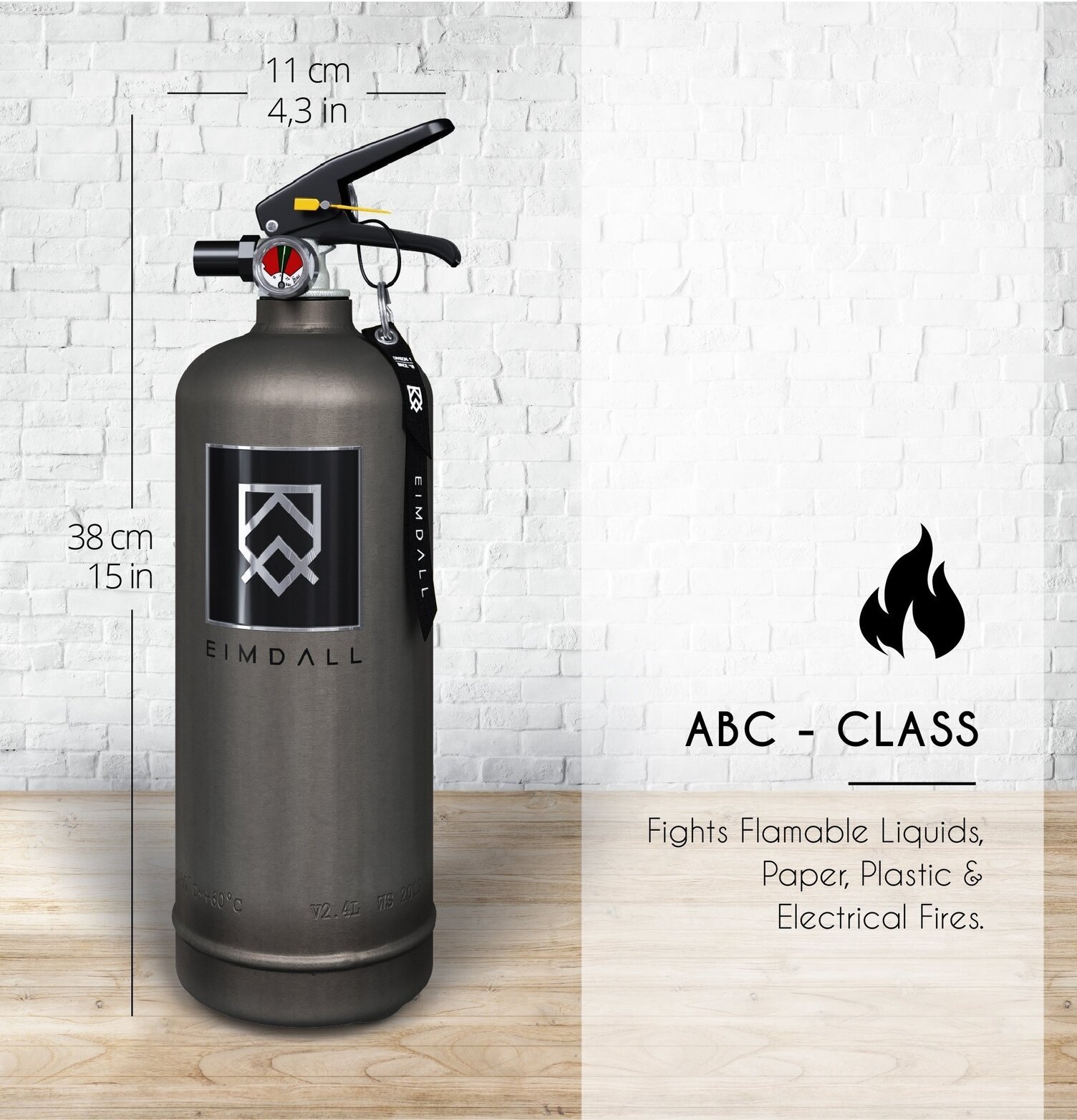 Brandsläckare 2 Kg Matt Grå från Eimdall mot vit tegelvägg