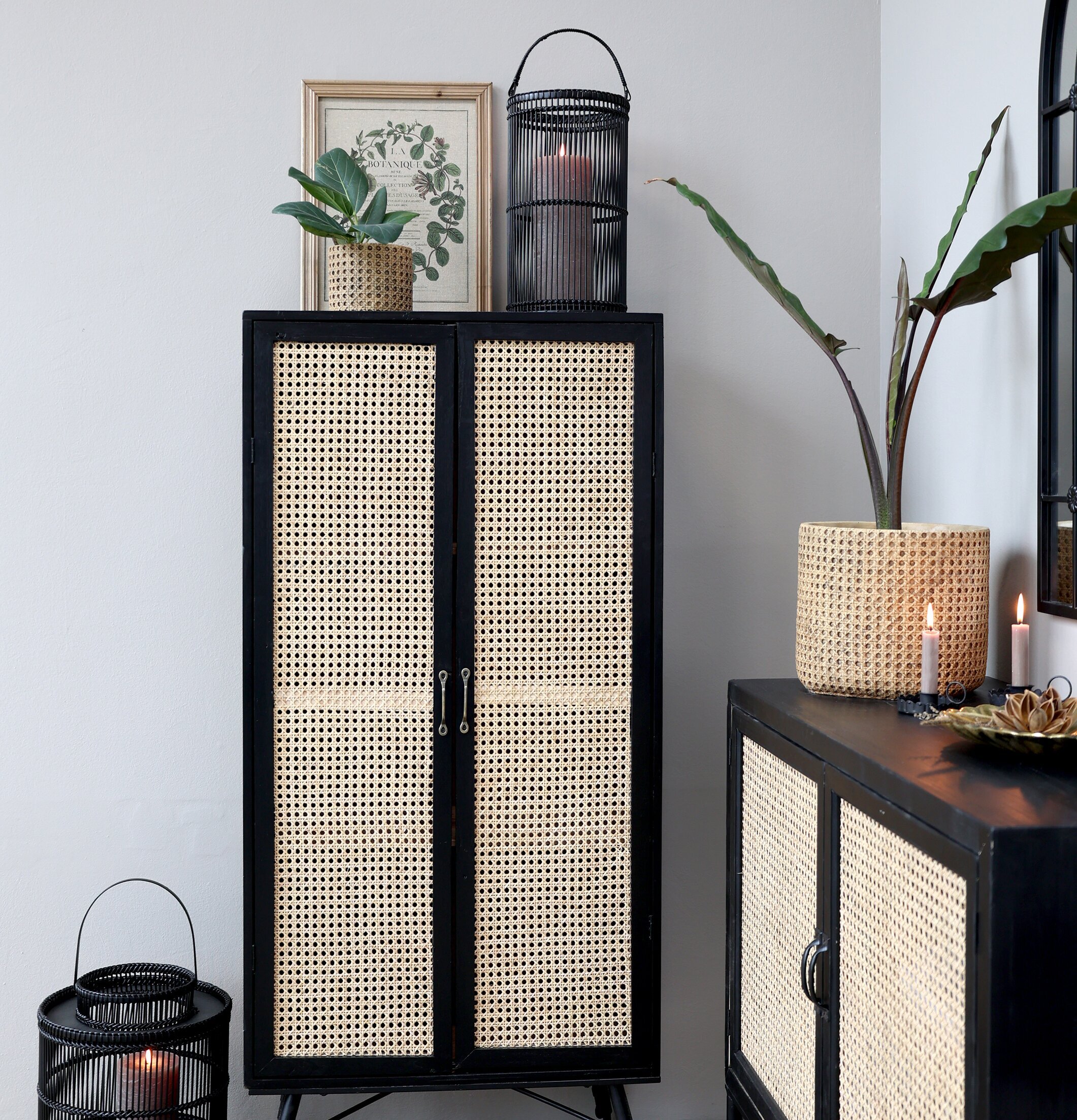 Tavla Med Blomsterprint från Chic Antique på svart möbel