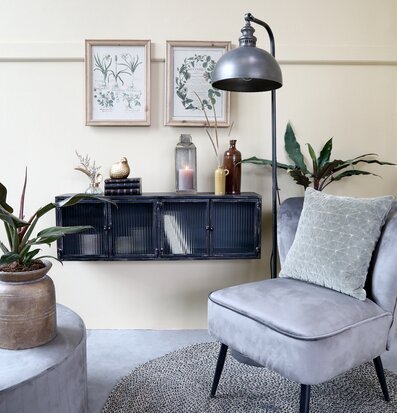 Tavla Med Blomsterprint från Chic Antique på ljus vägg