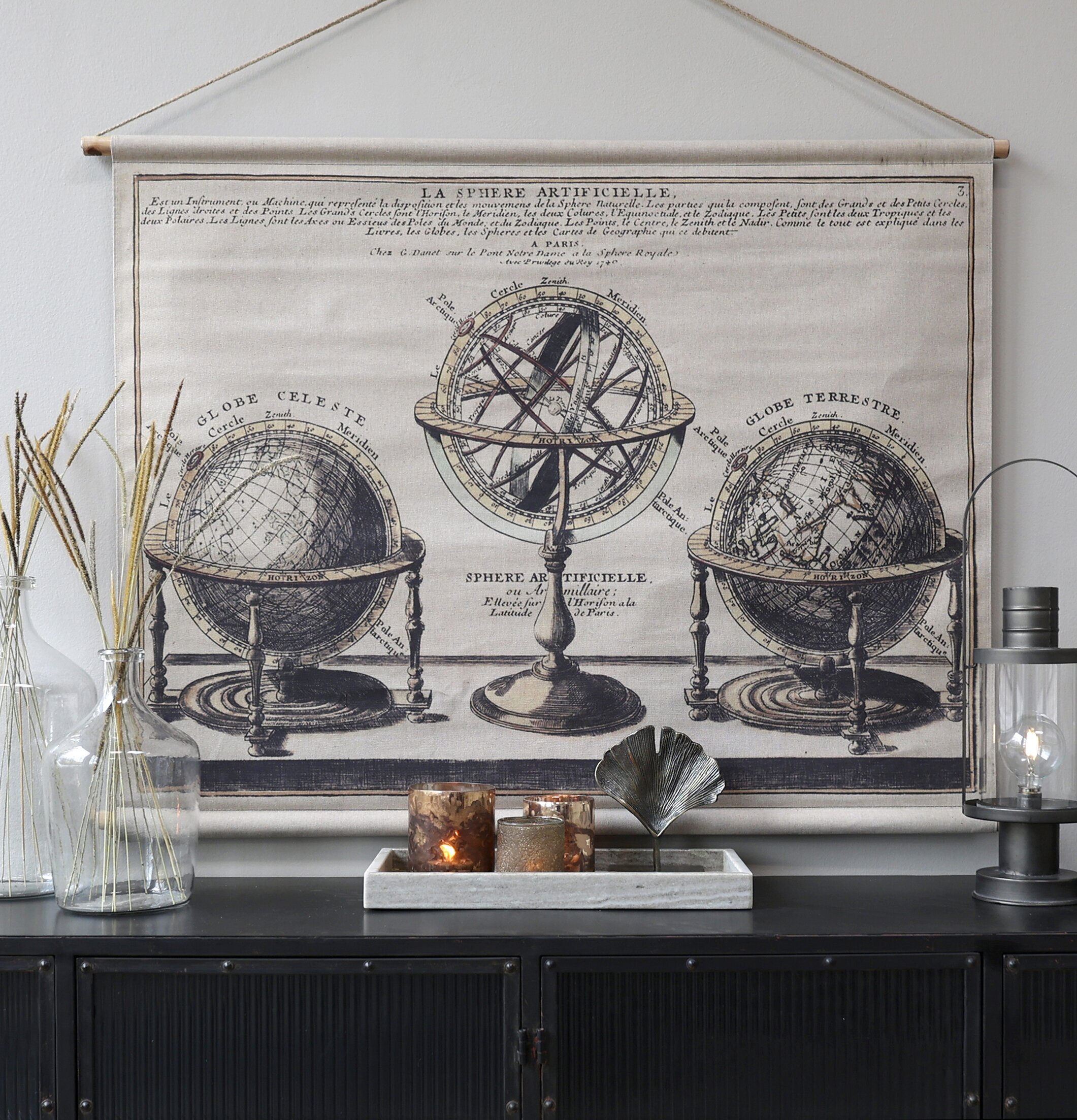 Väggdekoration Jordglob från Chic Antique på ljus vägg