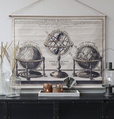 Väggdekoration Jordglob från Chic Antique på ljus vägg