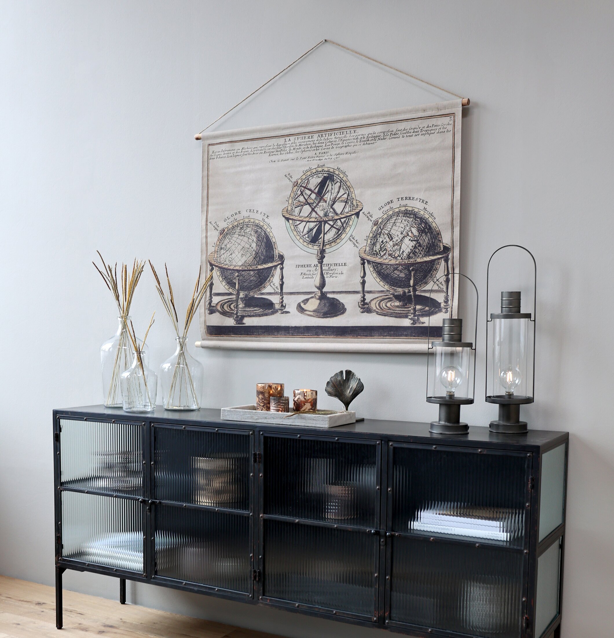 Väggdekoration Jordglob från Chic Antique över svart skåp