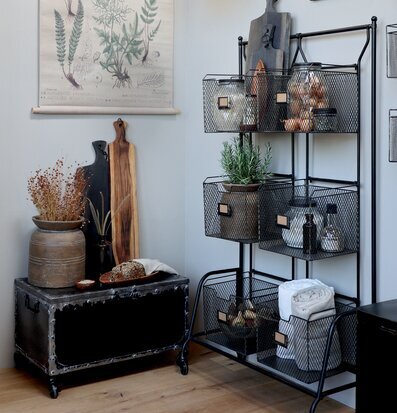 Factory Koffert Hjul från Chic Antique i ett ljust rum