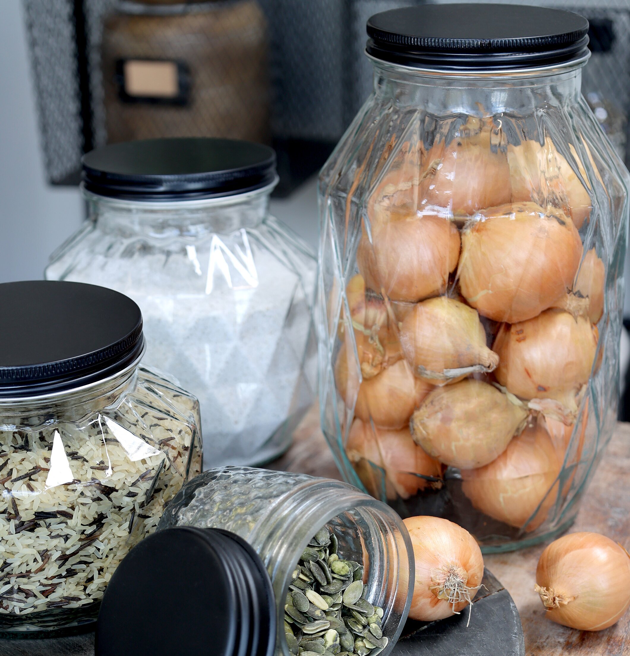 Bild av dekorativa glasburkar i stilfull köksmiljö