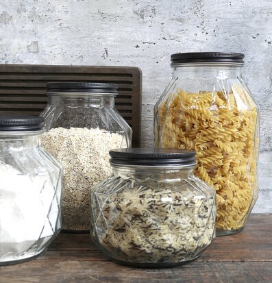 Bild av glasburkar på träyta med lantlig bakgrund