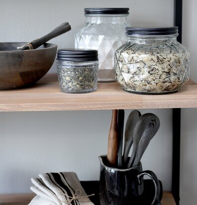 Bild av stilfullt arrangerad hemtrevlig kökshylla