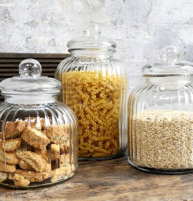 Bild av stilfulla glasburkar för praktisk förvaring