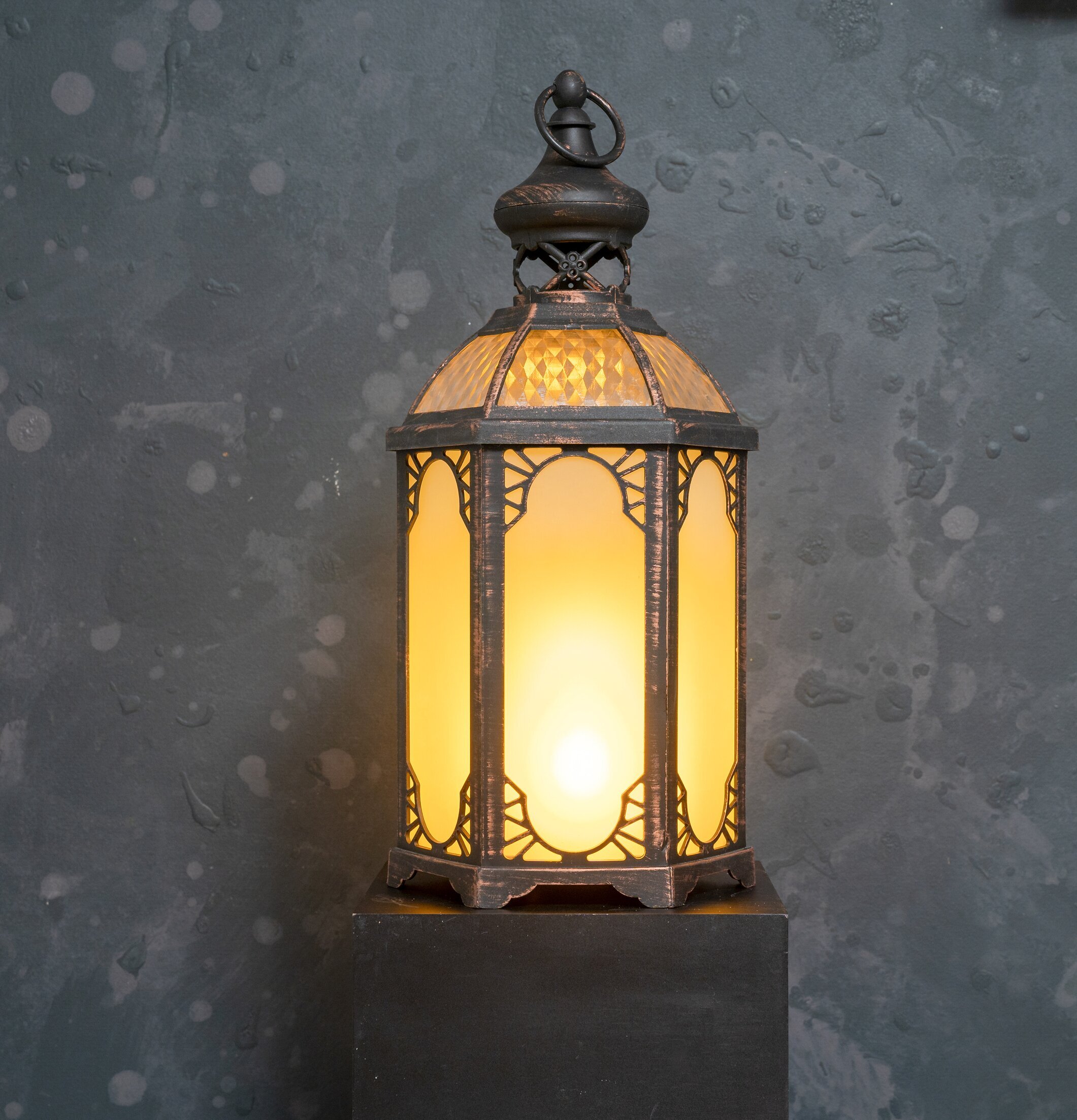 Bild av dekorativ sexkantig ljuslykta med LED-ljus