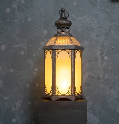 Bild av dekorativ sexkantig ljuslykta med LED-ljus