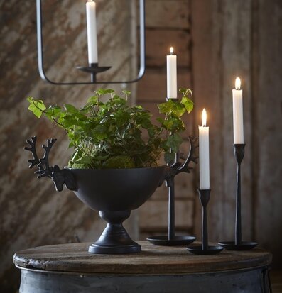 Hjort Skål Svart från Wikholm Form på rustikt träbord