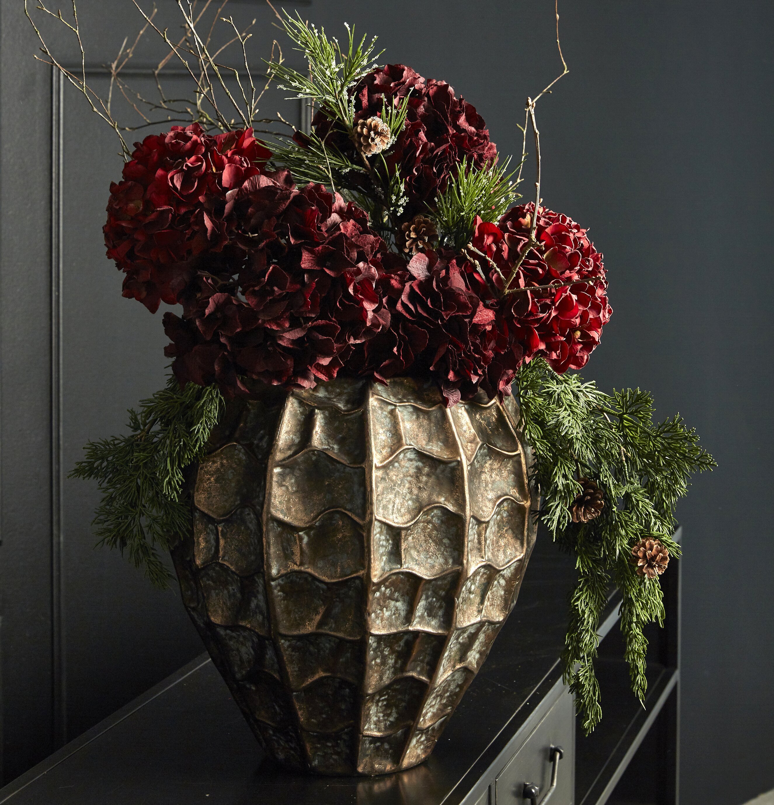 Vas Deco Antique från Speedtsberg på svart sidobänk