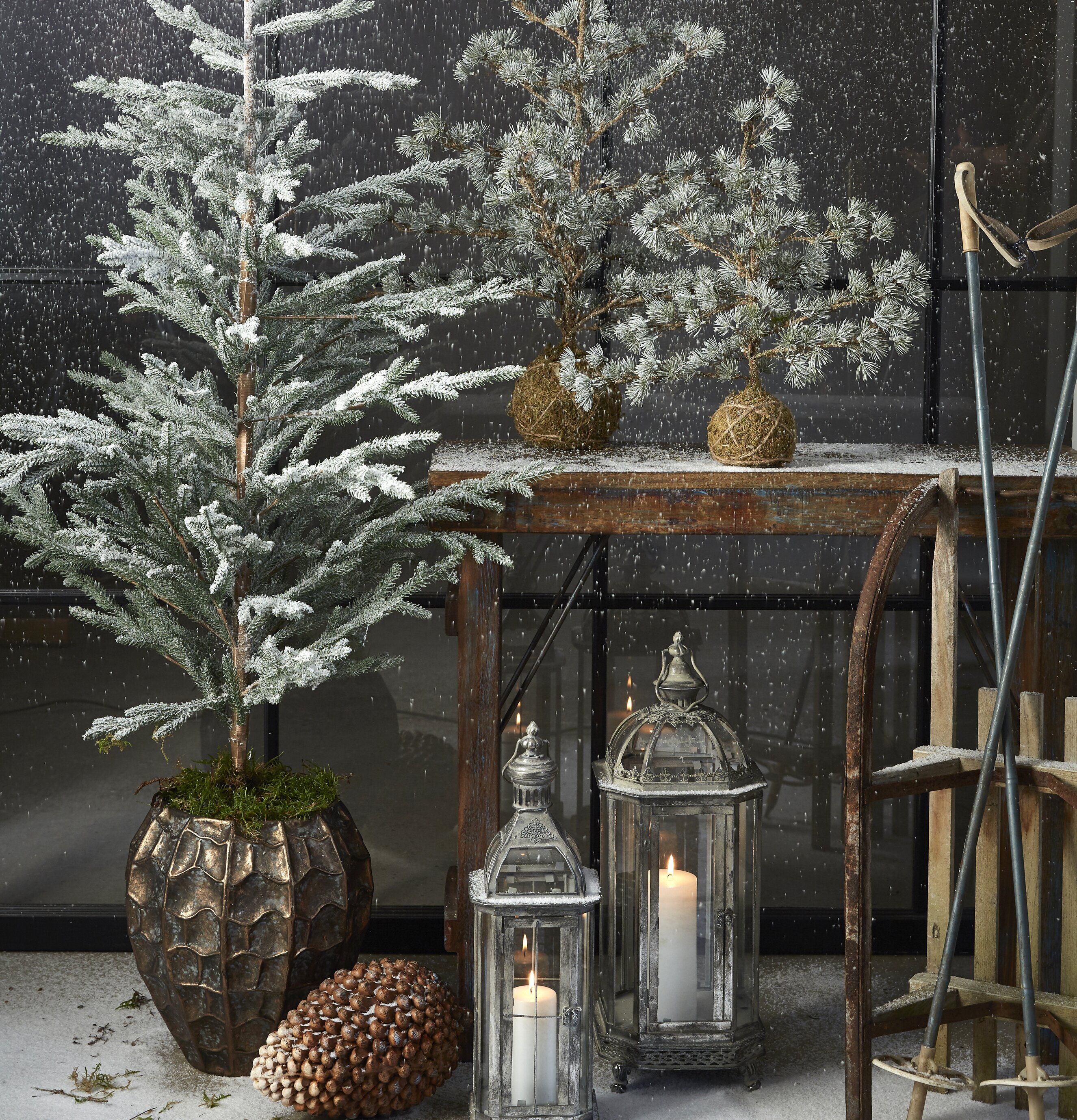 Vas Deco Antique från Speedtsberg med konstgjort granträd