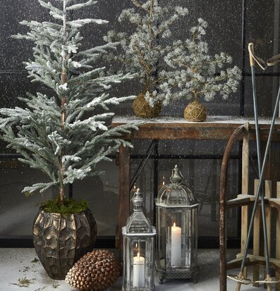 Vas Deco Antique från Speedtsberg med konstgjort granträd