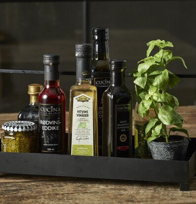 Bricka Med Handtag Svart från Speedtsberg på träbord