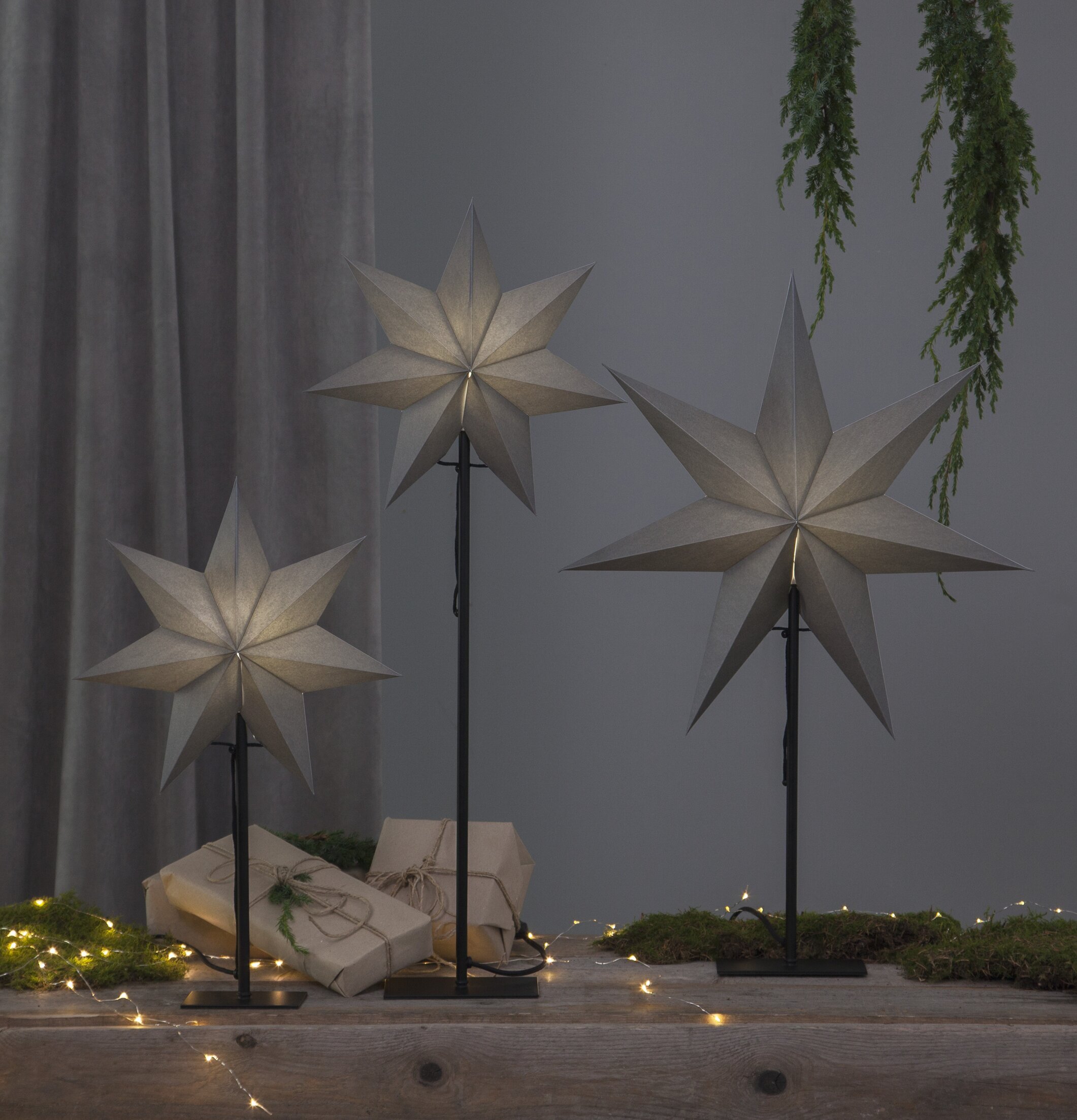 Bordsstjärna På Fot Ozen Grå från Star Trading i mysigt rum