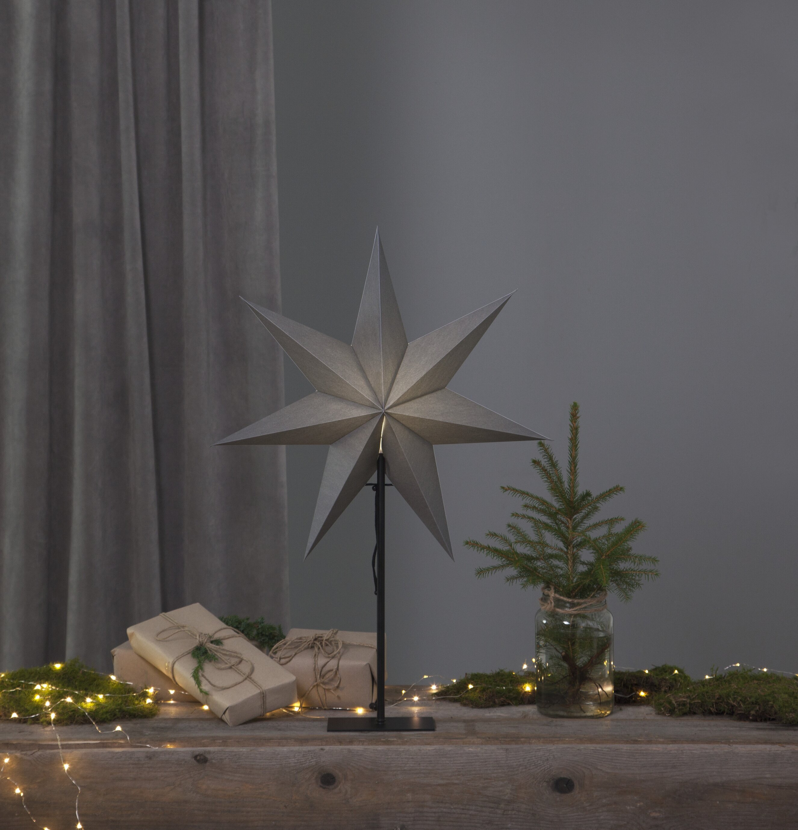 Bordsstjärna På Fot Ozen Grå från Star Trading på träbord