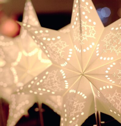 Bordsstjärna På Fot Sensy Vit från Star Trading i vitt sken