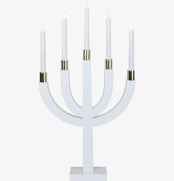 Ljusstake Elias Vit/Mässing från Star Trading i fönster