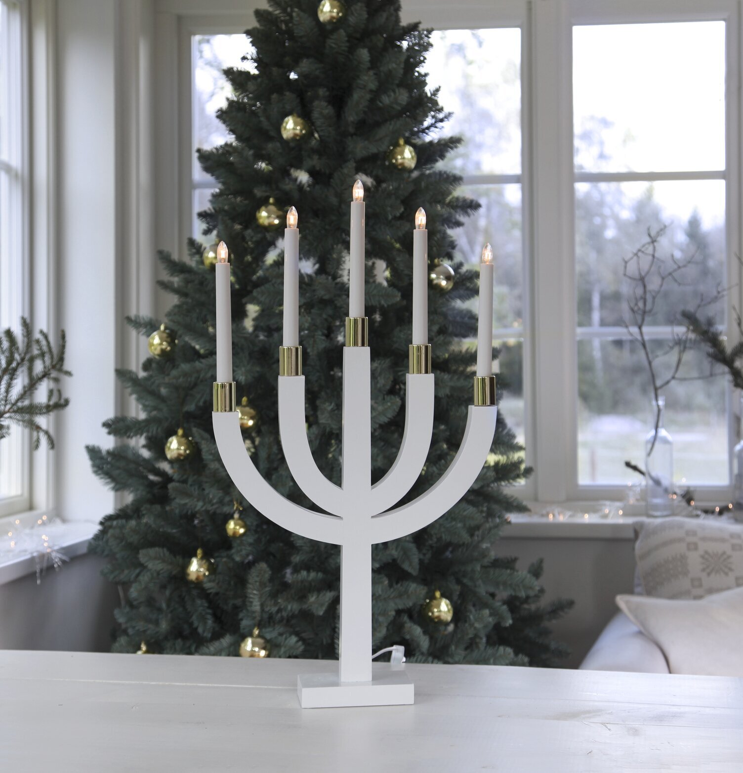 Ljusstake Elias Vit/Mässing från Star Trading i julmiljö