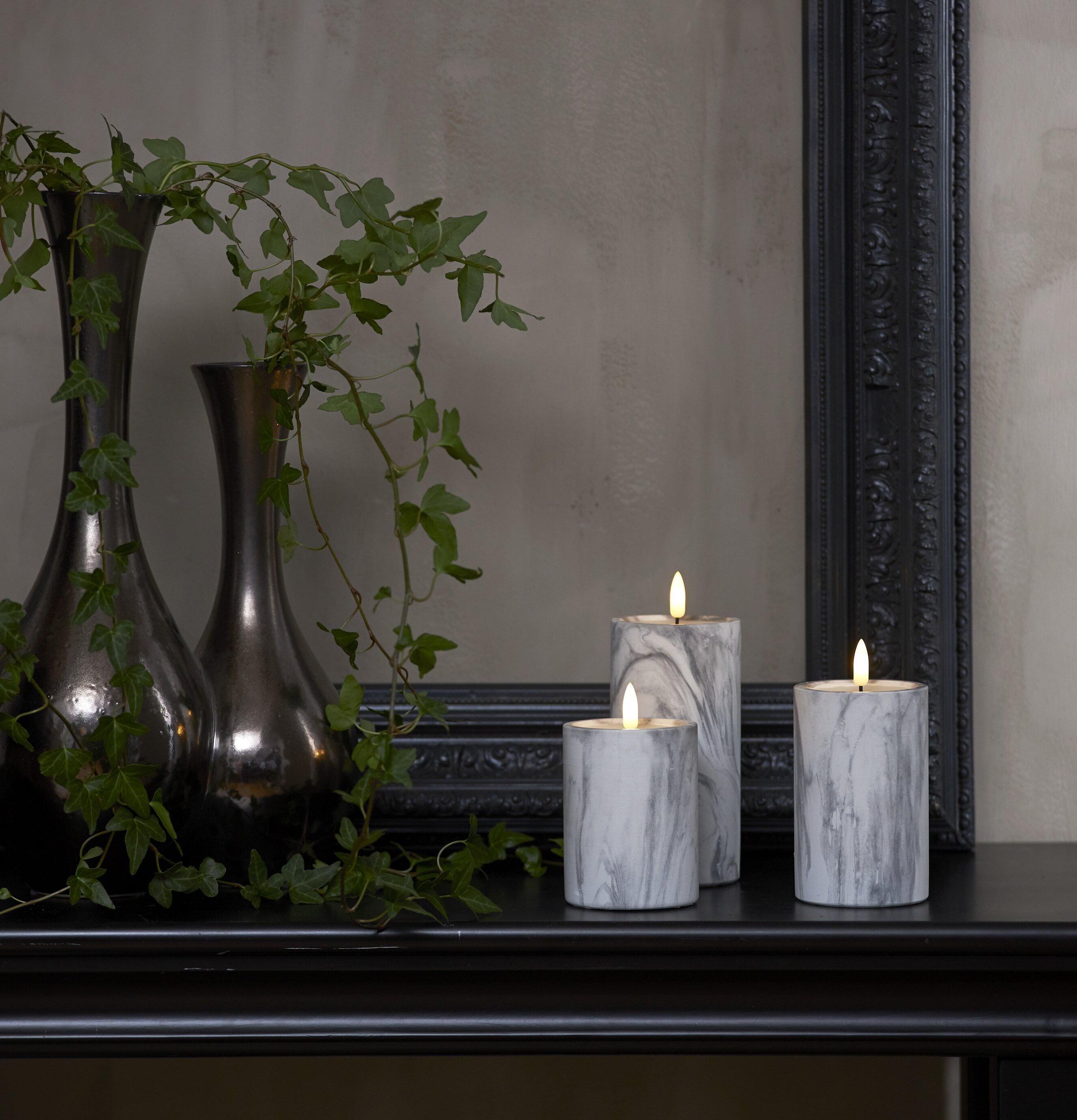 LED Blockljus Flamme Marble L från Star Trading på mörk hylla
