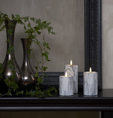 LED Blockljus Flamme Marble M från Star Trading på marmorbänk