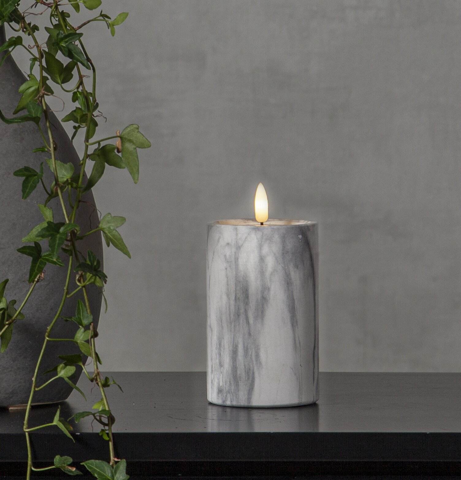 LED Blockljus Flamme Marble M från Star Trading på svart bord