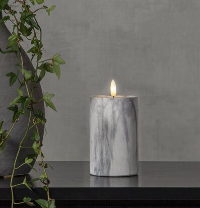 LED Blockljus Flamme Marble M från Star Trading på svart bord