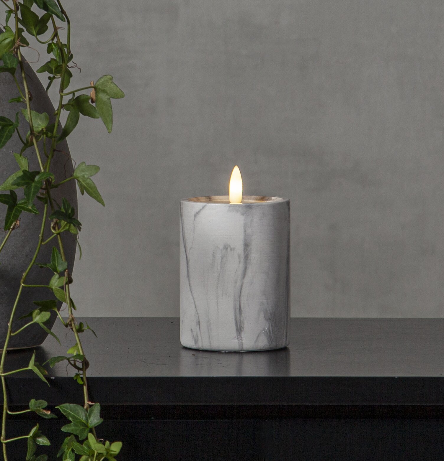 LED Blockljus Flamme Marble S från Star Trading på mörk yta