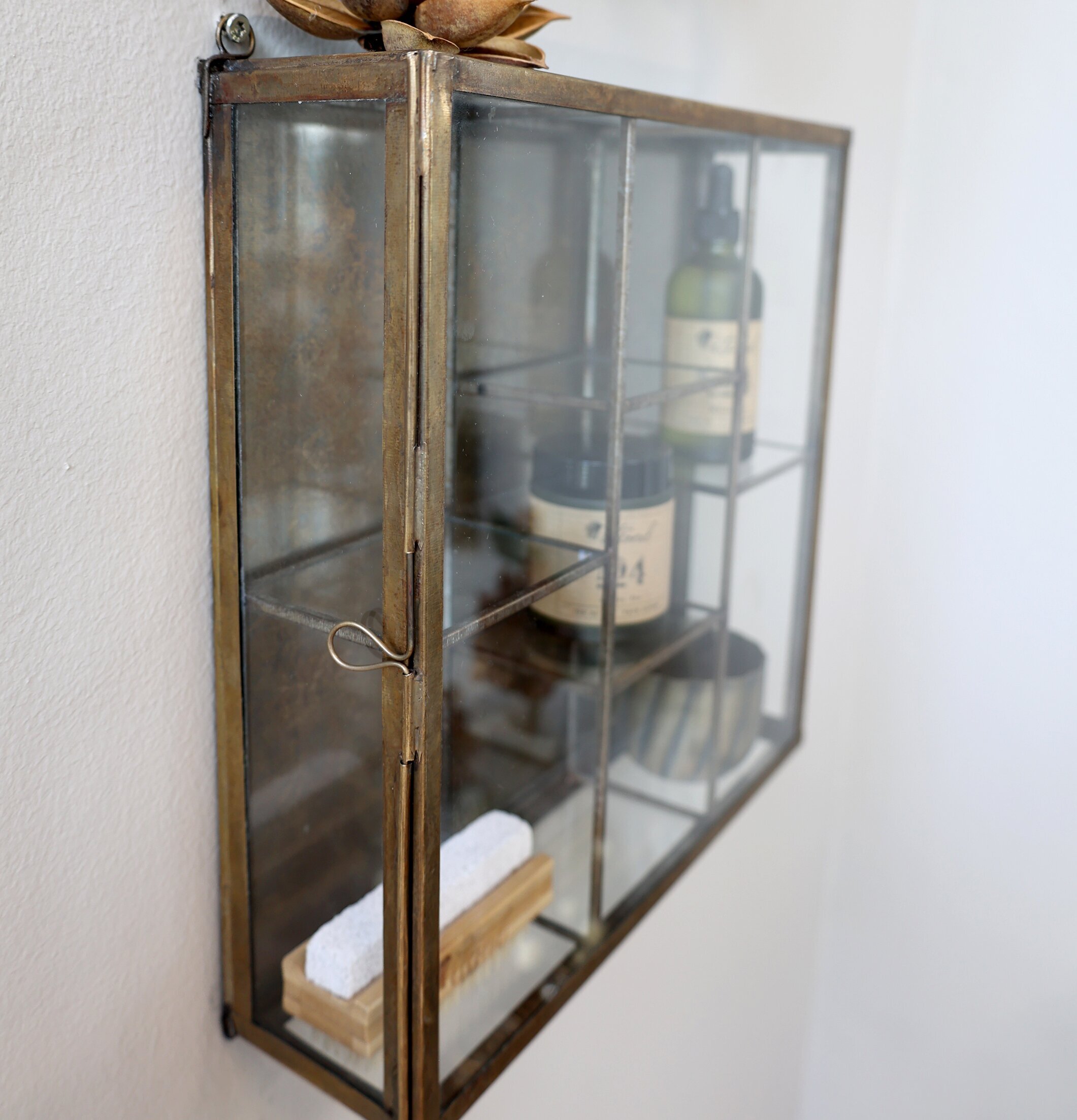 Väggskåp Glas M Antik Mässing från Chic Antique på grå vägg