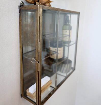 Väggskåp Glas M Antik Mässing från Chic Antique på grå vägg