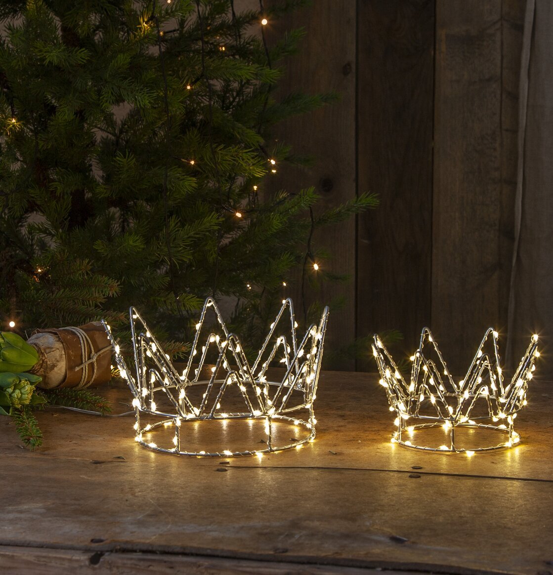 Bordsdekoration Crown Liten från Star Trading på rustikt bord