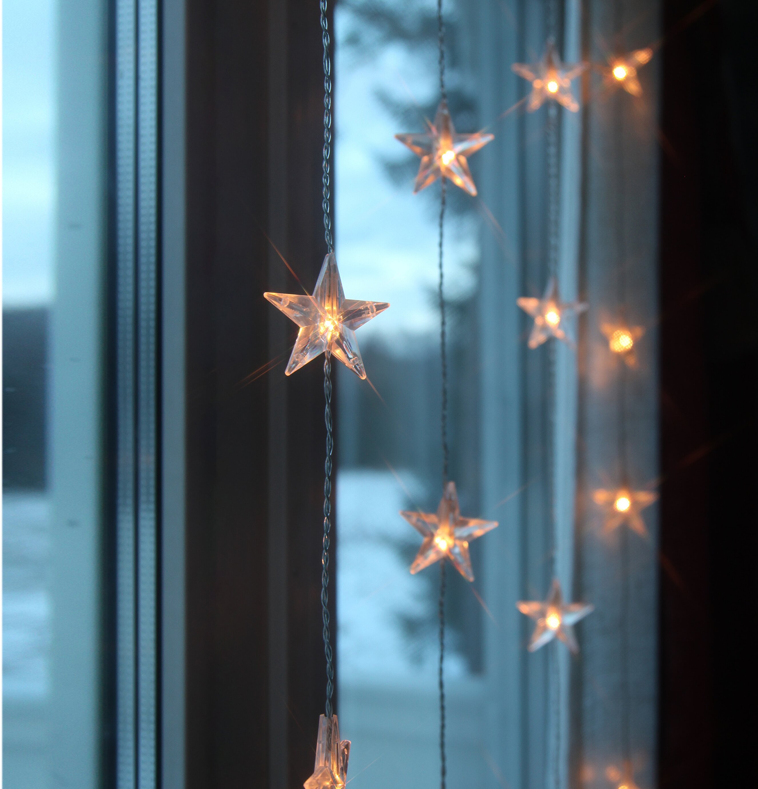 Ljusgardin Star Curtain från Star Trading i fönster