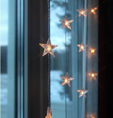 Ljusgardin Star Curtain från Star Trading i fönster