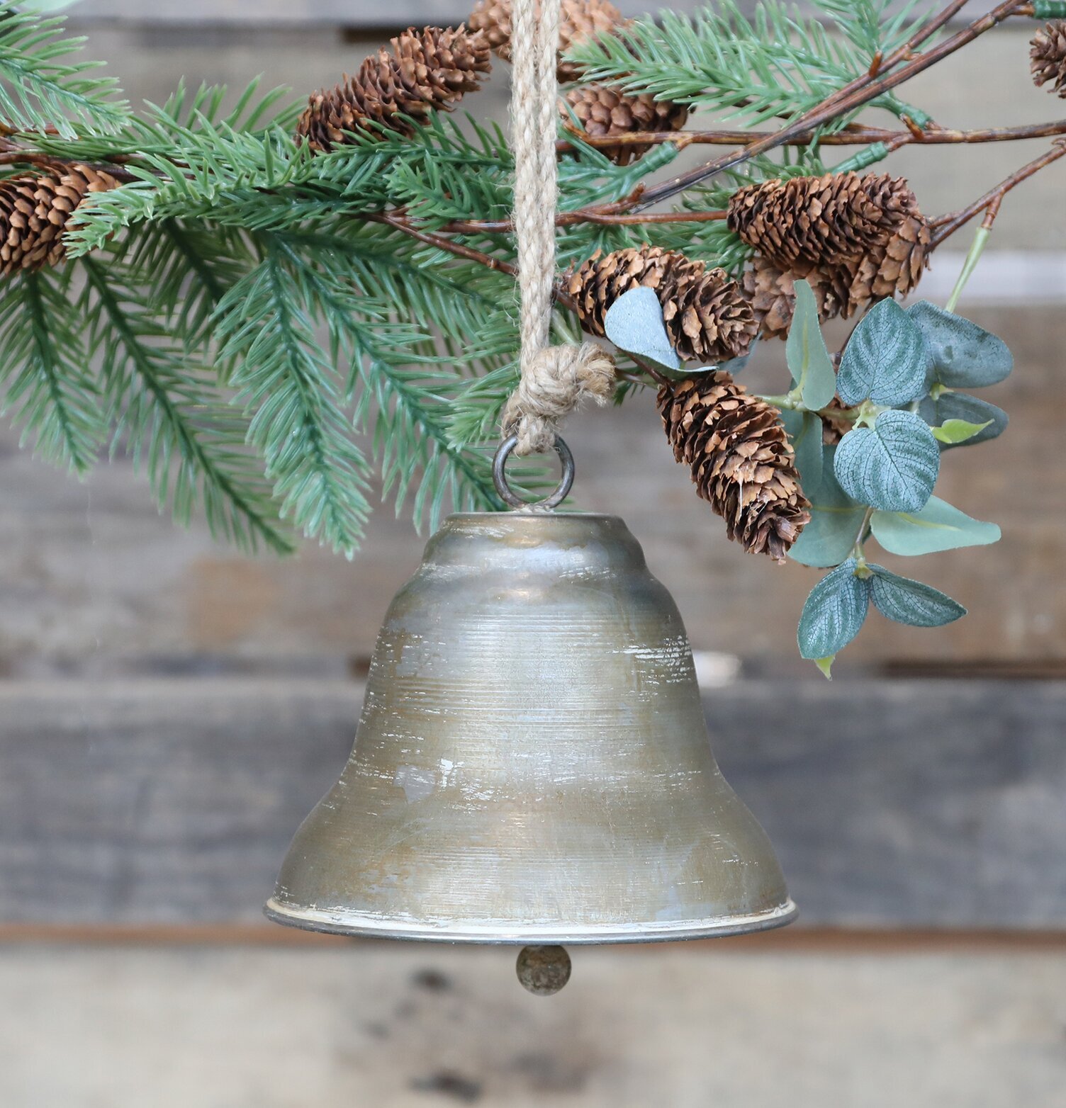 Klocka Antik Mässing från Chic Antique bland grankvistar