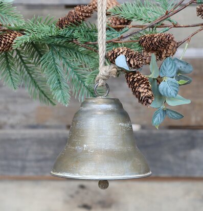 Klocka Antik Mässing från Chic Antique bland grankvistar