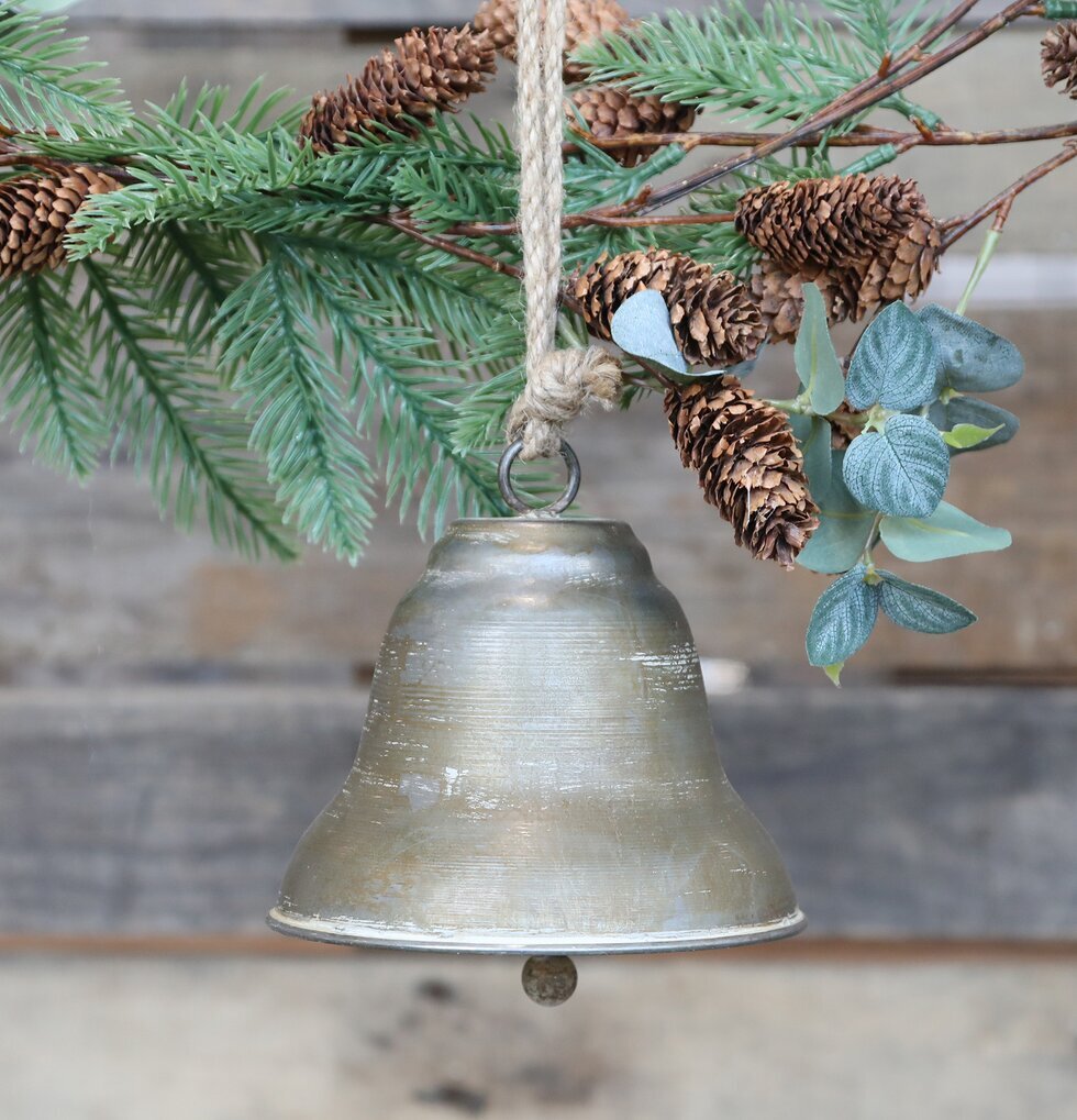 Klocka Antik Mässing från Chic Antique bland grankvistar