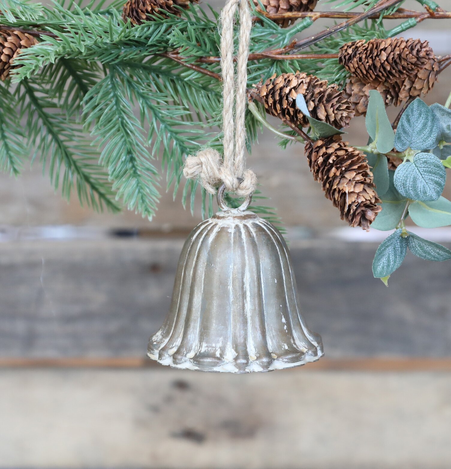 Klocka Antik Mässing från Chic Antique hänger i en barrväxt